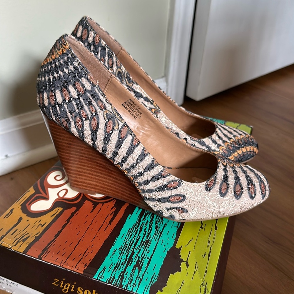 Zigi Soho Apple Wedge Size 7.5
